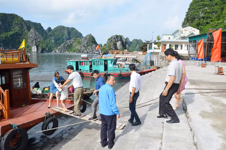 Du khách xuống tàu đi thăm quan Vinh Bái Tử Long 