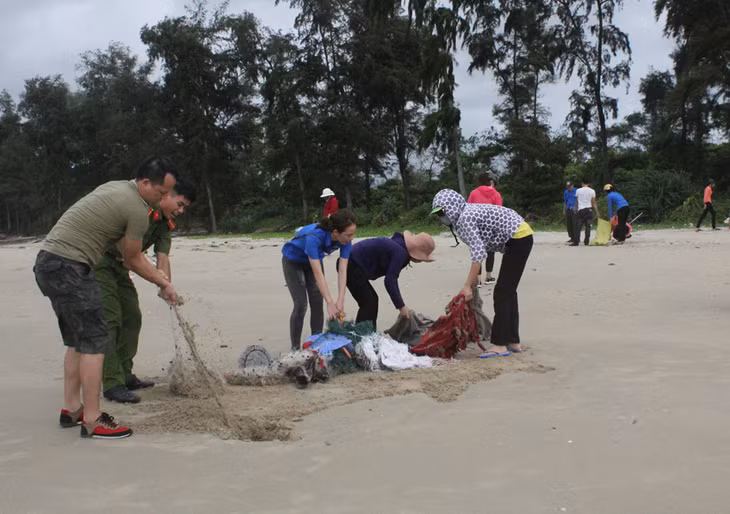 Cán bộ, chiến sĩ, thanh niên và nhân dân Cô Tô thường xuyên ra quân dọn rác làm sạch bãi biển góp phần giữ gìn môi trường trong lành để thu hút khách du lịch.