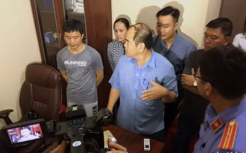 Đối tượng người Trung Quốc (bìa trái) được cho là người điều hành tụ điểm cờ bạc trá hình bị công an tạm giữ để điều tra. (Ảnh: Tuổi Trẻ)