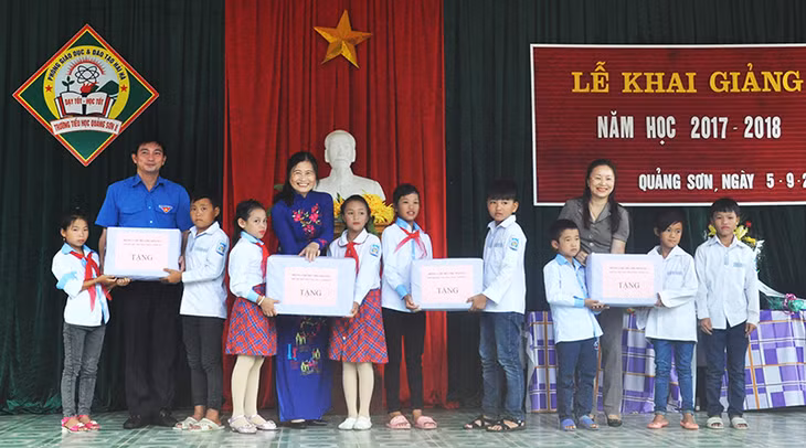 Phó Bí thư Thường trực Tỉnh ủy Đỗ Thị Hoàng dự khai giảng với học sinh Quảng Sơn (Hải Hà) ảnh 4 Phó Bí thư Thường trực Tỉnh ủy Đỗ Thị Hoàng dự khai giảng với học sinh Quảng Sơn (Hải Hà) ảnh 4