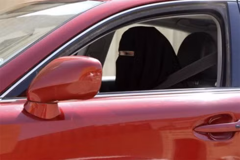 Một phụ nữ Saudi Arabia dám thách thức truyền thống xã hội để lái ô tô vào năm 2013. Ảnh: Reuters.