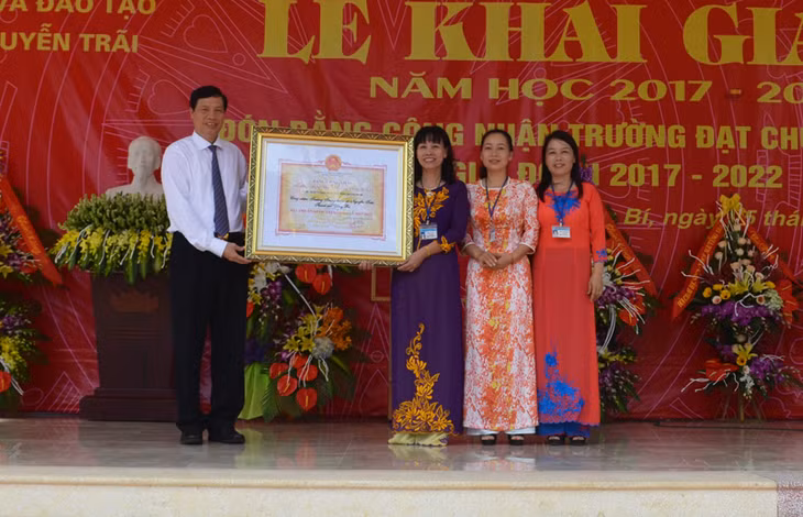 Đồng chí Nguyễn Đức Long trao tặng bằng công nhận Trường chuẩn Quốc gia giai đoạn 2017 – 2020 cho tập thể cán bộ giáo viên Trường THCS Nguyễn Trãi