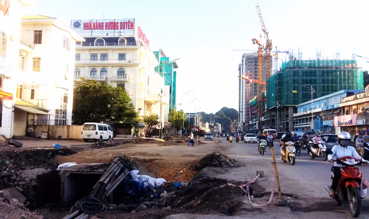 Việc thi công chung cư Trần Hưng Đạo khiến nhiều người rất ái ngại khi lưu thông qua tuyến đường này khi vỉa hè ngổn ngang vật liệu, còn trên đầu là hệ thống cần cẩu thi công công trình