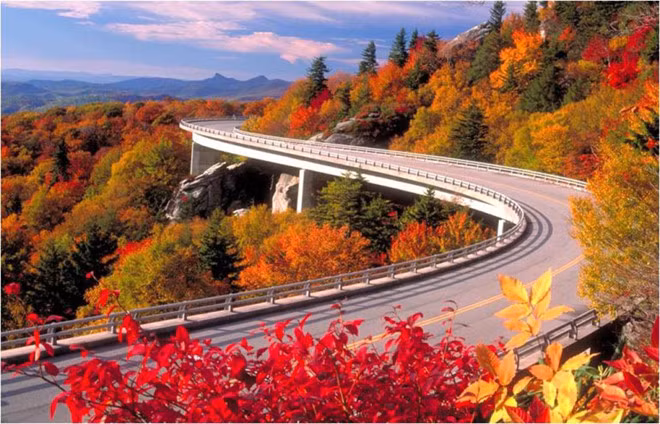 Dãy Great Smoky, Tennessee: Tháng 10 hàng năm, phong cảnh ở đây trở nên sinh động với sự tương phản giữa màu đỏ và cam của rừng, khiến du khách không muốn rời chân. Ảnh: Fridayharbourresort.