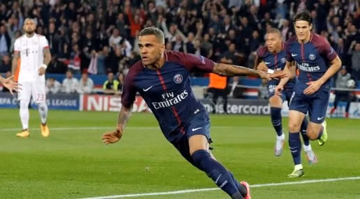  Alves sớm mở tỉ số cho PSG.