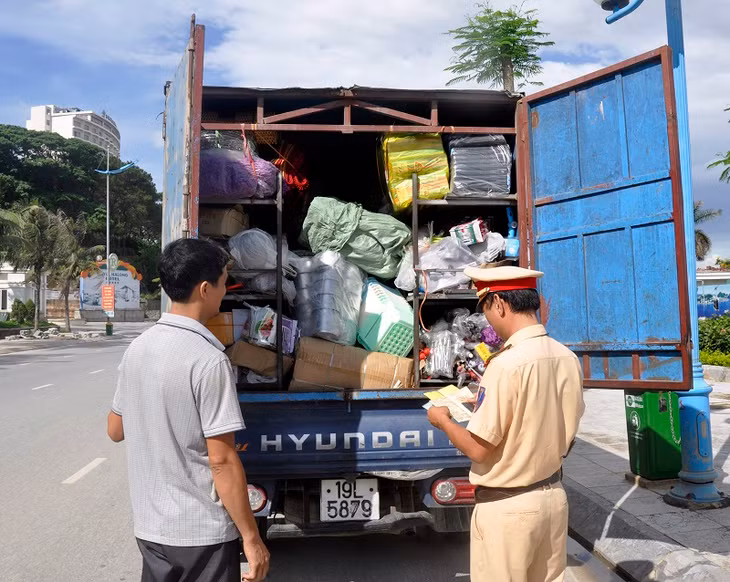 : Công an TP Hạ Long tăng cường kiểm tra kiểm soát chủ động ngăn chặn các hành vi vi phạm trong hoạt động kinh tế, buôn lậu gian lận
