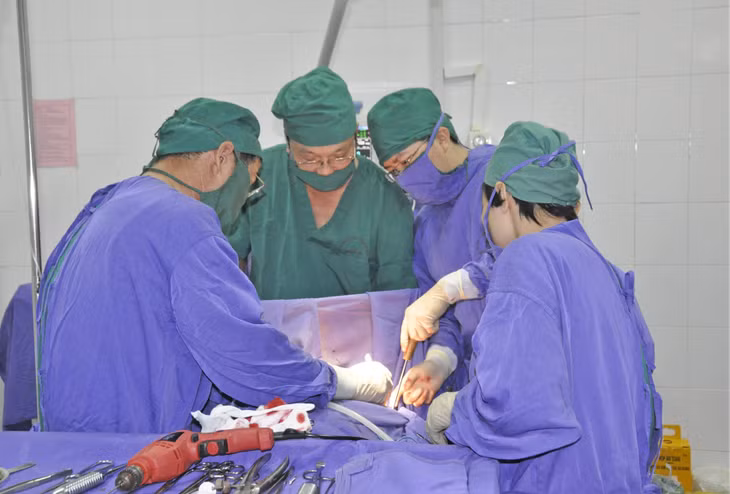 Phẫu thuật cấp cứu bệnh nhân tại Trung tâm Y tế Vân Đồn