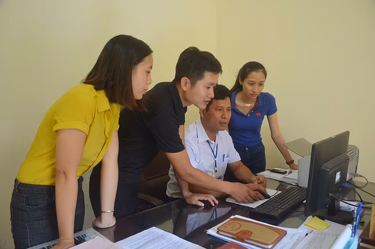 Cán bộ phường Đức Chính trao đội nghiệp vụ quản lý văn bản điện tử.