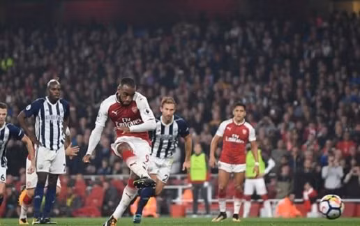  Lacazette đã có một cú đúp trước West Brom.