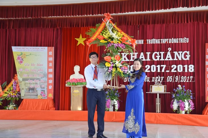 Đồng chí Đỗ Thị Lan tặng hoa chúc mừng lễ khai giảng tại Trường THPT Đông Triều
