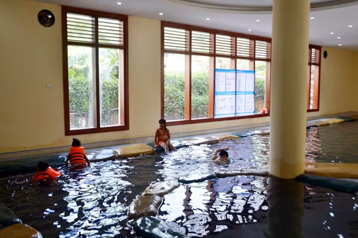 Điểm tắm khoáng nóng thiên nhiên tại phường Cẩm Thạch thu hút đông đảo người dân và du khách.