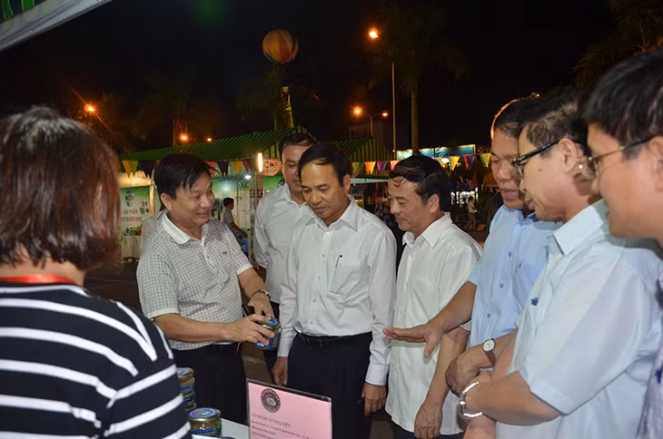 Đoàn công tác của tỉnh Yên Bái tham quan các gian hàng OCOP Quảng Ninh tại tuần lễ kết nối tiêu thụ sản phẩm năm 2017