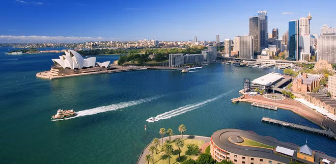 Thành phố cảng Sydney nổi tiếng đến mức khiến nhiều người lầm tưởng đây là thủ đô của Australia. Ngoài hai công trình kiến trúc nổi tiếng là nhà hát Con Sò - Sydney Opera House và cầu Sydney Harbour Bridge, điểm đến này còn có nhiều bãi biển đẹp, khu vui chơi sôi động mà không kém phần lãng mạn.