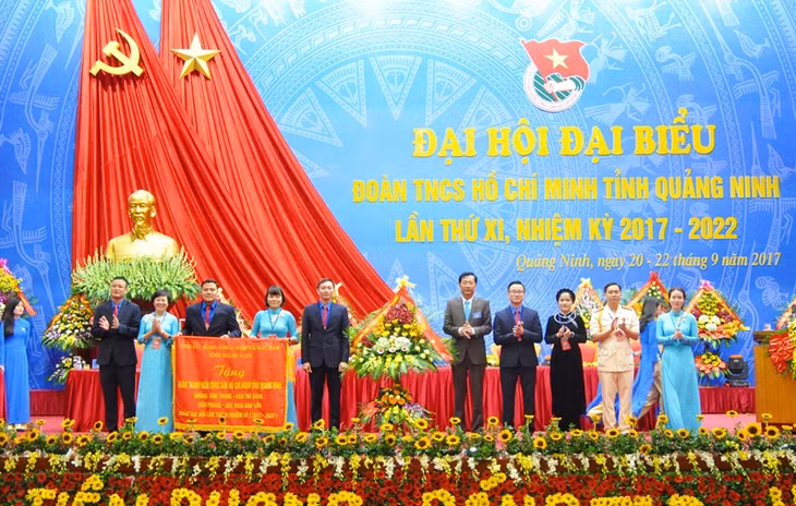 Tỉnh ủy, HĐND, UBND, Ủy ban MTTQ tỉnh tặng Đại hội bức trướng với nội dung “Dưỡng tâm trong - Rèn trí sáng – Tiên phong - Xây hoài bão lớn”. 