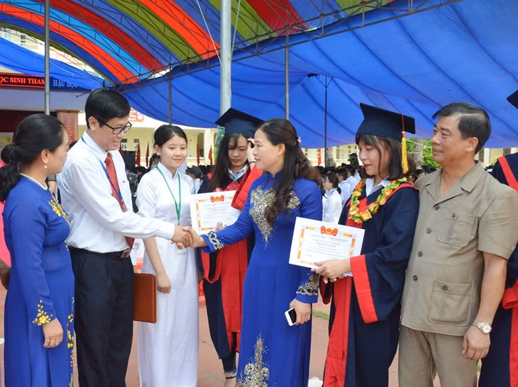 Đại biểu trò chuyện với thầy và trò nhà trường