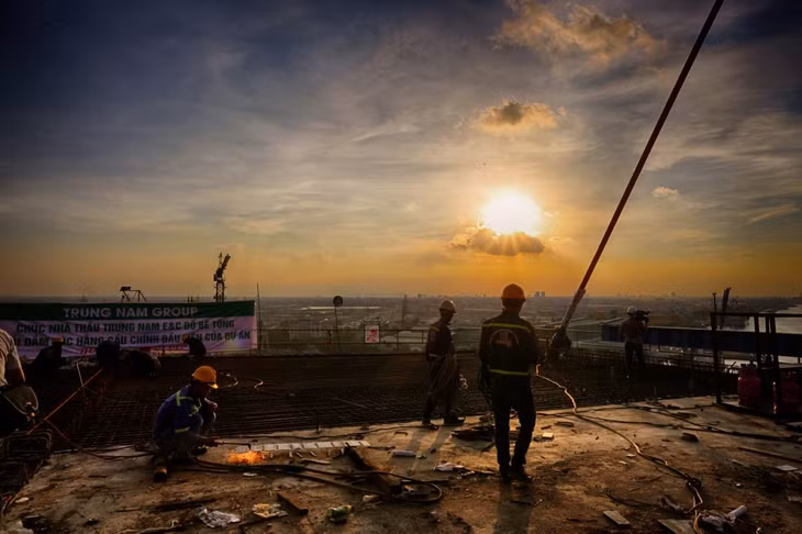 Những người công nhân đang khẩn trương để cây cầu được hoàn thiện đúng tiến độ.