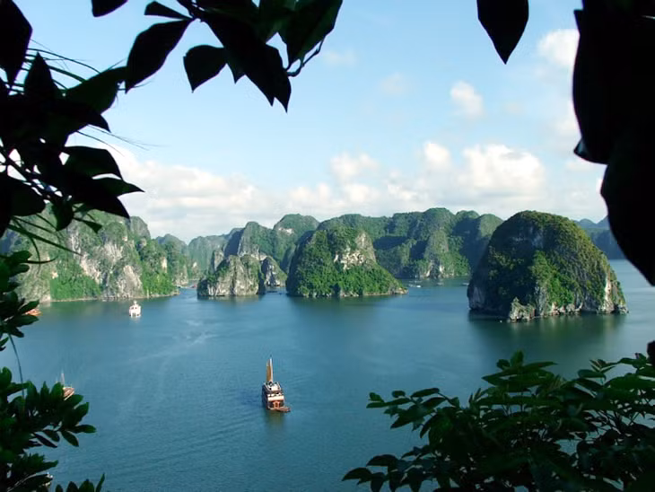 Vịnh Bái Tử đang trở thành một điểm du lịch biển hấp dẫn du khách trong và ngoài nước.