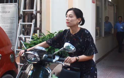 Vợ nghệ sĩ Xuân Bắc ra về sau khi kết thúc cuộc họp 9 tiếng vào ngày 13/9. (Ảnh: Quyên Quyên/Zing)