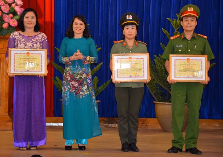 Thừa ủy quyền của Chủ tịch UBND tỉnh, đồng chí Nguyễn Thị Vinh, Chủ tịch Hội Liên hiệp phụ nữ tỉnh tặng bằng khen của UBND tỉnh cho các cá nhân ( Ảnh Nguyễn Khánh,Công an tỉnh)