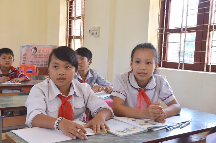 Em Triệu Thị Điệp (bên trái ảnh) chú ý nghe giáo viên giảng bài trên lớp