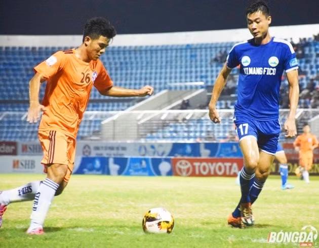  Đức Chinh (trái) chắc chắn sẽ vắng mặt trong trận đấu với B. Bình Dương. Ảnh: Viết Định.