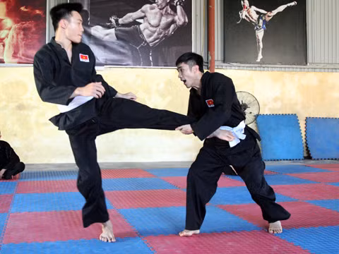 VĐV Nguyễn Thái Linh (bên phải) luyện tập cùng đồng đội tại Trung tâm Huấn luyện và thi đấu TDTT tỉnh 