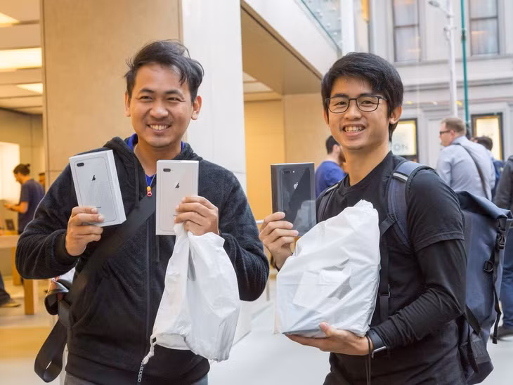 Một trong những người đầu tiên sở hữu sớm iPhone 8. ẢNH: CNET