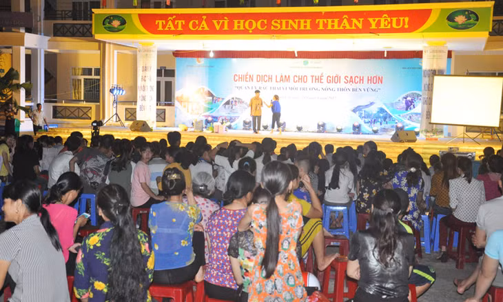 Đông đảo người dân, học sinh 