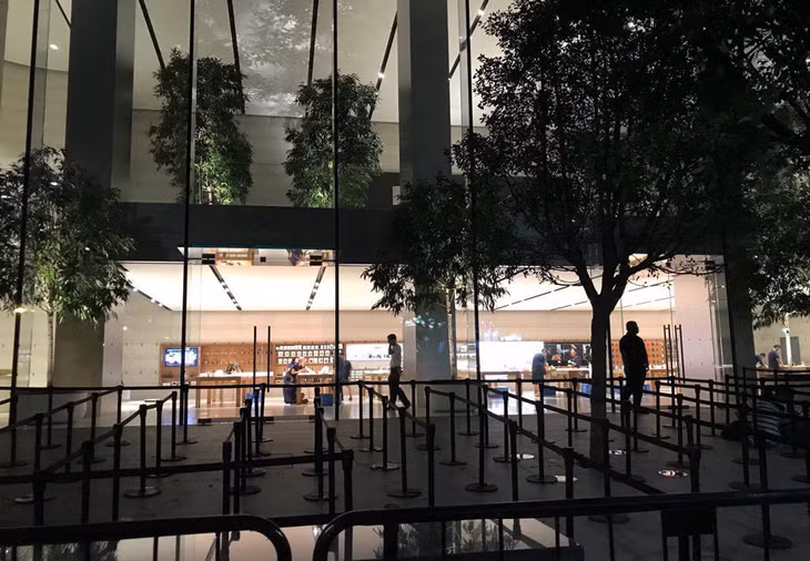 Một cửa hàng Apple tại Singapore vắng người chờ xếp hàng mua iPhone 8. ẢNH: DUY HIỀN
