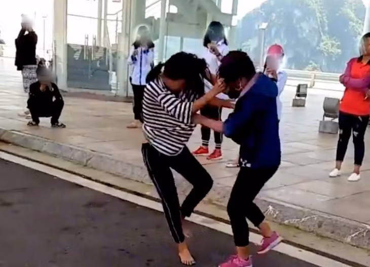 Hai nữ sinh xô xát tại khu vực Cung Quy hoạch Hội chợ và Triển lãm (phường Hồng Hải, TP. Hạ Long) (Ản