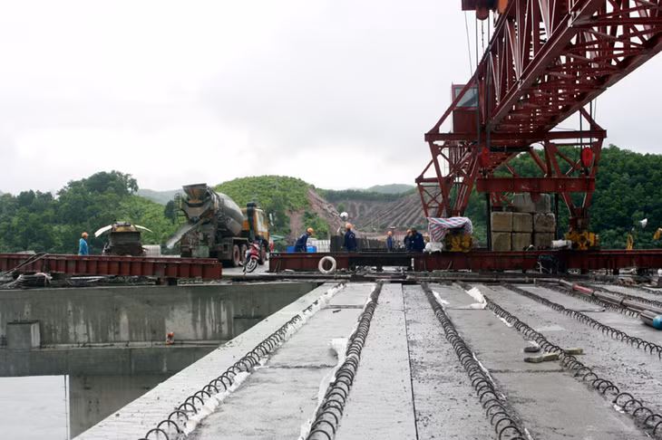 Cầu Cẩm Hải hiện đã hợp long phía bên phải cầu, dự kiến 27/10 sẽ hợp long phía bên trái cầu