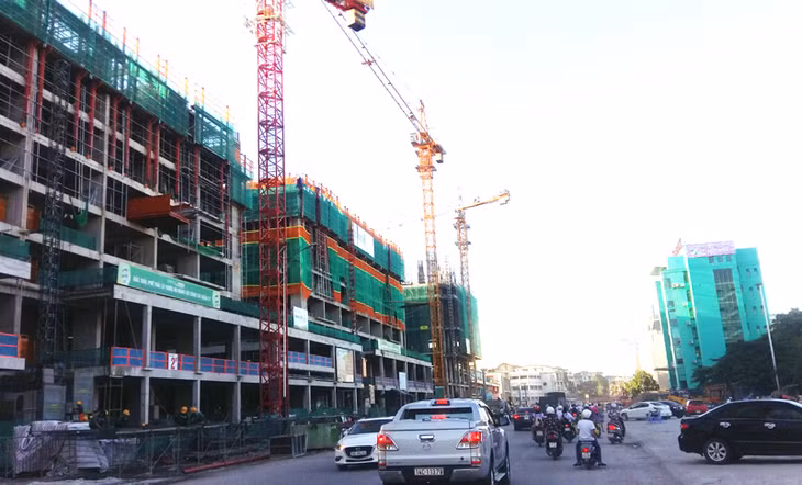 Đường Trần Hưng Đạo là tuyến đường có mật độ phương tiện tham gia giao thông rất đông, đặc biệt là vào các giờ cao điểm. 