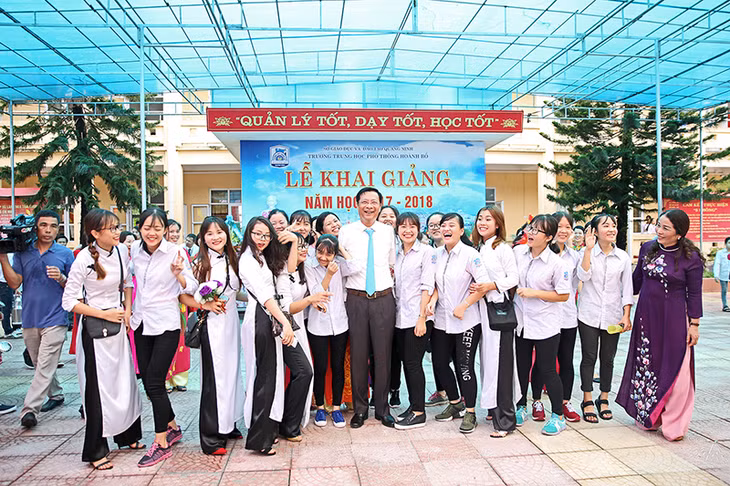 Niềm vui của các em học sinh Trường THPT Hoành Bồ trong ngày khai giảng được đón đồng chí Bí thư Tỉnh ủy.