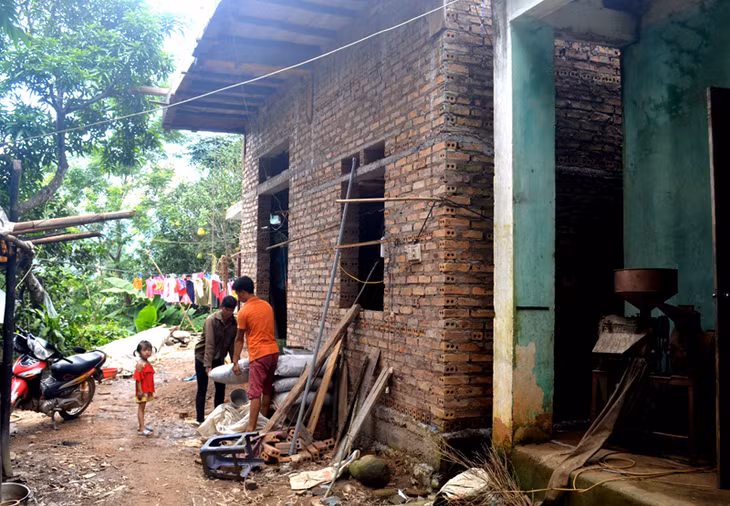 từ nguồn quỹ này đã giúp cho gia đình chị Hoàng Thị Kim, hộ nghèo ở thôn Nà Phạ, xã Tình Húc 