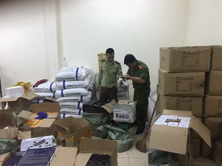 Cảnh sát môi trường Công an tỉnh kiểm tra số hàng bị thu giữ.