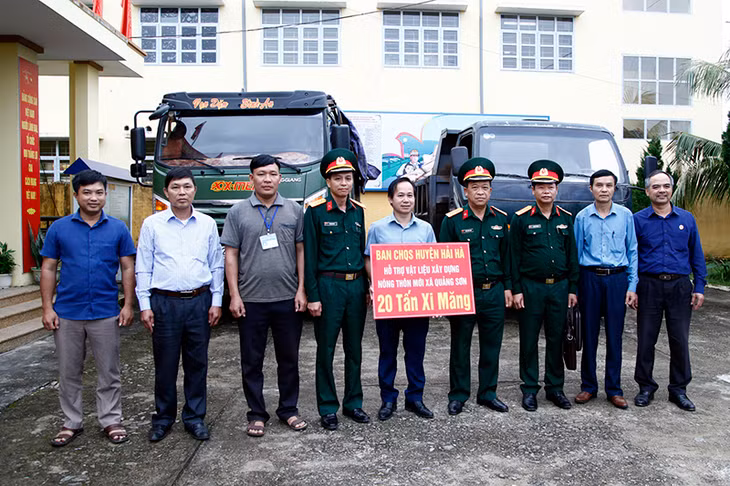Ban CHQS huyện Hải Hà hỗ trợ xã Quảng Sơn được 20 tấn xi măng.