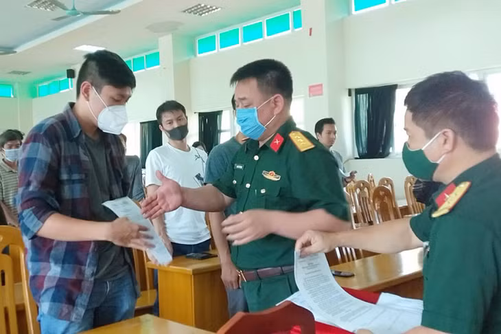 Thượng tá Nguyễn Tiến Vinh, Trung đoàn trưởng Trung đoàn 244 trao giấy chứng nhận cho các công dân hoàn thành thời gian cách ly. 