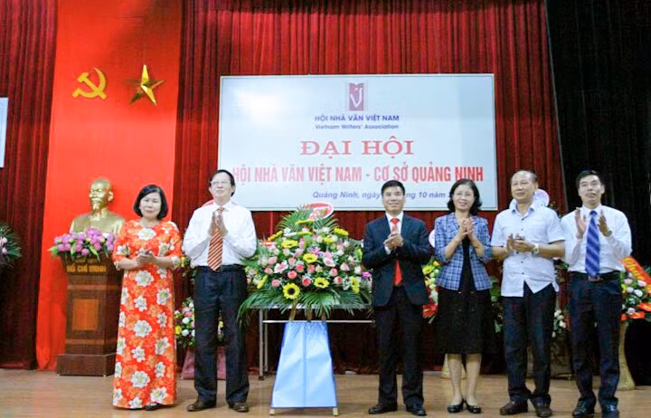 Tặng hoa