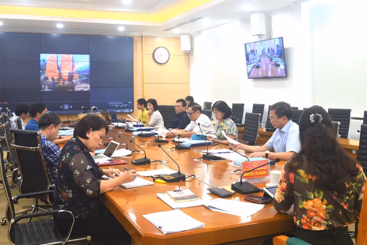 Hội đồng thẩm tra hồ sơ của các cá nhân. 