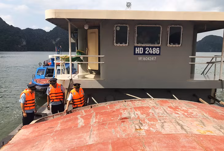 Đội Kiểm soát Hải quan số 2 thường xuyên kiểm tra hàng hóa vận chuyển trên vùng biển đơn vị quản lý.