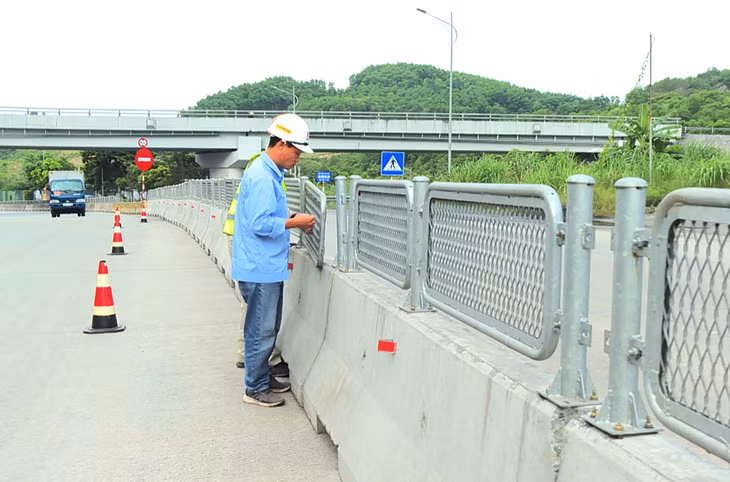Công nhân Công ty CP BOT Biên Cương đi kiểm đếm chỗ bị mất để lắp đặt lại tấm lưới chống chói loá trên toàn tuyến.