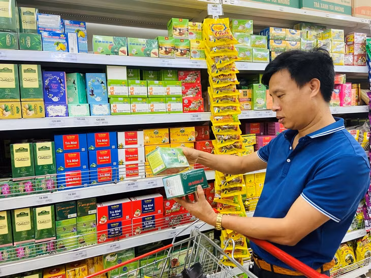 Anh Dương Văn Bộ (phường Hồng Hải, TP Hạ Long) mua sản phẩm OCOP của tỉnh tại Siêu thị Big C Hạ Long.