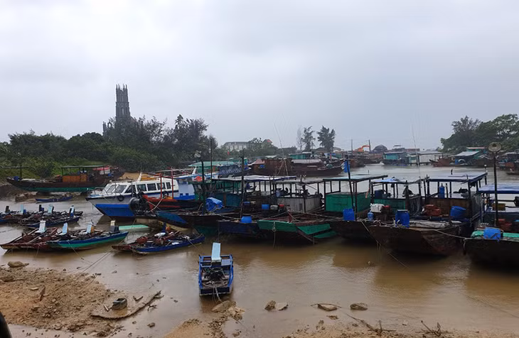 Đồn BP Thanh Lân đã phối hợp kêu gọi tàu thuyền về nơi tránh trú bão an toàn. 