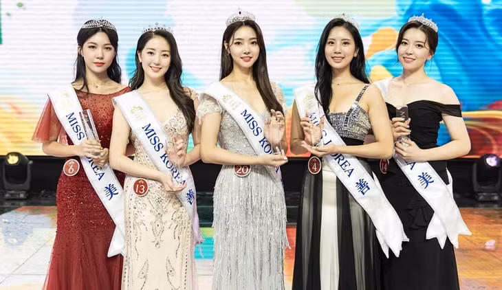Từ trái qua: Jeon Yeon Ju (20 tuổi, ở Seoul), Ryu Seo Bin (19 tuổi, ở Ulsan, Busan), hoa hậu Kim Hye Jin, Lee Hwa In (21 tuổi, Seoul), Jeon Hye Ji (22 tuổi, Gyeongbuk). Ảnh: Hankook Ilbo.
