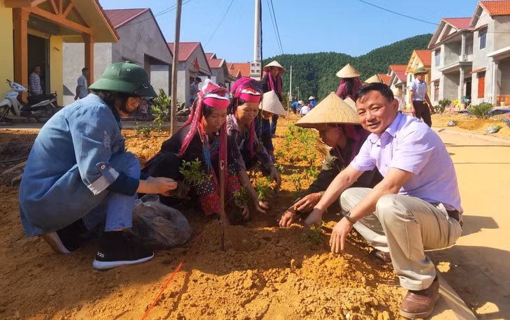 Ông Diểng cùng bà con nông dân người Dao Thanh Y trồng chanh đào.