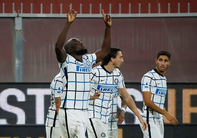 Lukaku (trái) ghi bàn trong 5 trận liên tiếp. Ảnh: Reuters.