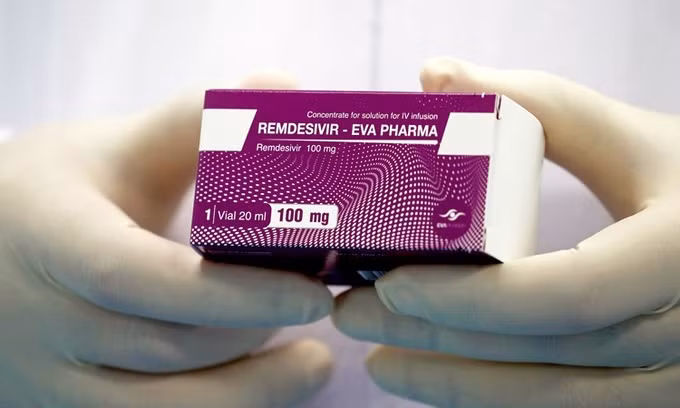 Kỹ thuật viên phòng thí nghiệm cầm hộp thuốc Remdesivir tại cơ sở ở Ai Cập hồi tháng 6. Ảnh: Reuters.