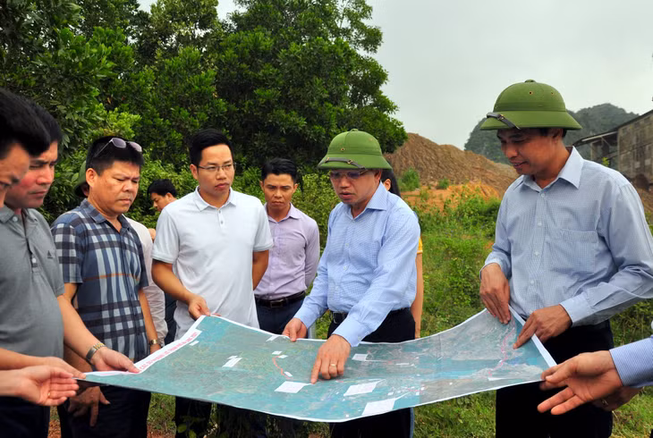 Đồng chí Bí thư Tỉnh ủy, Chủ tịch HĐND tỉnh kiểm tra thực địa và chỉ đạo một số nội dung liên quan đến
