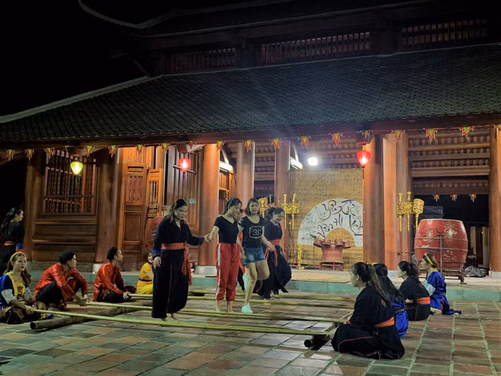 Du khách trải nghiệm hoạt động nhảy sạp tại Khu nghỉ dưỡng Legacy Yên Tử (TP Uông Bí). 