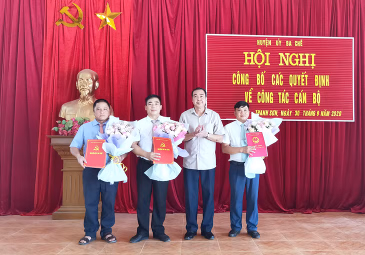 Đồng chí Nguyễn Minh Sơn - TUV, Bí thư Huyện ủy trao quyết định và chúc mừng các đồng chí nhận nhiệm vụ mới.